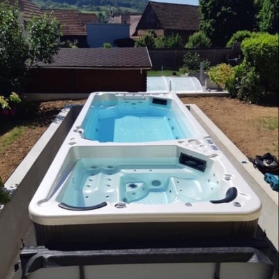 5.9メートルの贅沢なハイドロ マッサージのコンボ屋外の温水浴槽および水泳の鉱泉