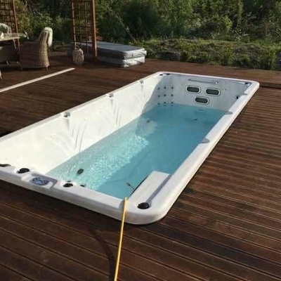 温水浴槽5メートルの新しい設計アクリルの無限のプールの屋外の水泳の鉱泉の