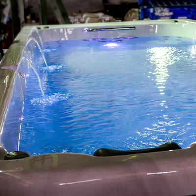 温水浴槽5メートルの新しい設計アクリルの無限のプールの屋外の水泳の鉱泉の