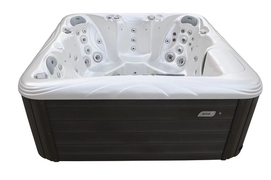 スパコレクションを 6人用温泉浴槽とスパプールでアップグレード